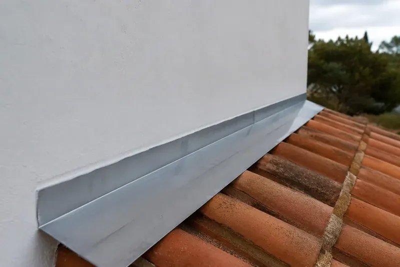 Solin métallique neuf au raccord entre toiture et mur