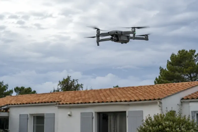 Inspection d'une toiture par drone sur l'île d'Oléron
