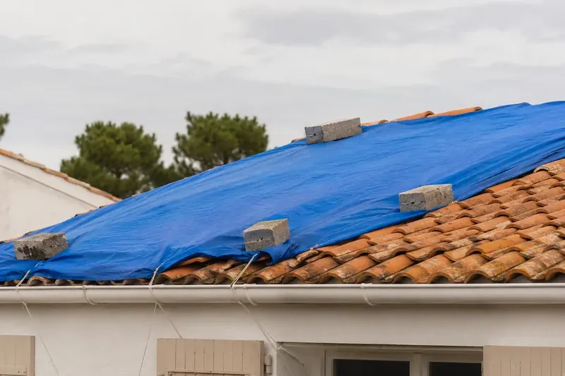 Bâche de mise hors d'eau lestée sur une toiture endommagée